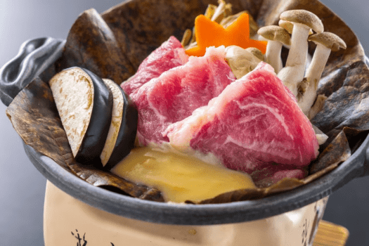 【四万十ポーク朴葉焼き】柔らかく甘みが強い四万十ポークと季節の野菜が濃厚な旨味味噌に絶妙に調和