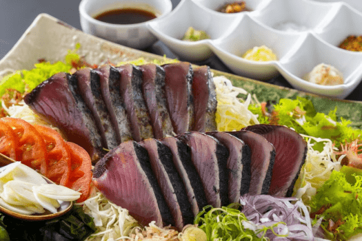 【戻り鰹のタタキ味比べ】濃厚で脂の甘味が特徴の戻り鰹を総料理長が厳選した7種の味わいでご堪能ください