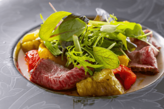 【四万十牛ロースト】旨味溢れる四万十牛と噛む瞬間に広がる焼きナスの香り、洋食シェフが作りあげた一皿
