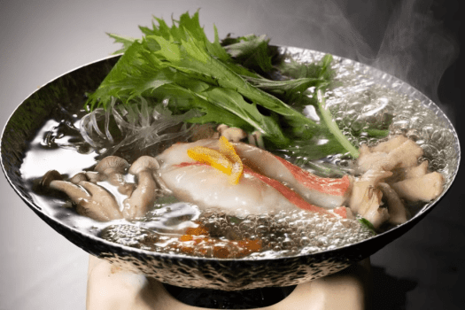 【鍋物】上質な脂ののった土佐沖獲れの金目鯛に昆布出汁を合わせ、三種の茸で秋色に染まる小鍋仕立て。 【鍋物】上質な脂ののった土佐沖獲れの金目鯛に昆布出汁を合わせ、三種の茸で秋色に染まる小鍋仕立て。