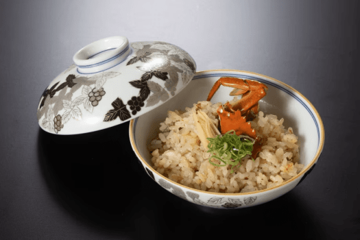 【御飯】高知県産ツガニの旨味を根菜と生姜に含ませ、青葱を散らし、湯気ごと味わう炊き込みご飯。 【御飯】高知県産ツガニの旨味を根菜と生姜に含ませ、青葱を散らし、湯気ごと味わう炊き込みご飯。