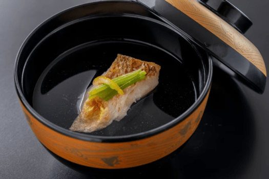 【椀物】香ばしく焼き上げたのどぐろの旨味が溶けだしたお出汁に、柚子と三つ葉が香る清まし仕立て 【椀物】香ばしく焼き上げたのどぐろの旨味が溶けだしたお出汁に、柚子と三つ葉が香る清まし仕立て