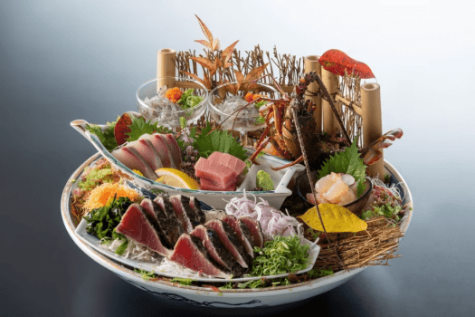 【皿鉢料理】目の前で焼き上げたタタキを夕食で。ぷりぷりな伊勢海老姿造りや脂ののった本鮪などを存分に堪能 【皿鉢料理】目の前で焼き上げたタタキを夕食で。ぷりぷりな伊勢海老姿造りや脂ののった本鮪などを存分に堪能