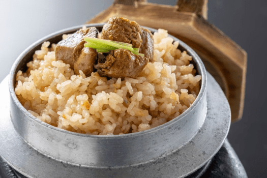 【釜飯】鰹の香りと凝縮された旨味が染み込み口いっぱいに豊かな風味が広がるほかほかのご飯 【釜飯】鰹の香りと凝縮された旨味が染み込み口いっぱいに豊かな風味が広がるほかほかのご飯