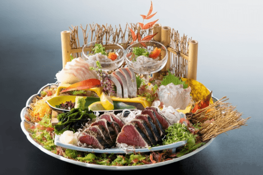 【皿鉢料理】目の前で焼き上げる藁焼きタタキに土佐沖で獲れた新鮮な魚を盛り込んだ皿鉢料理を存分に楽しむ 【皿鉢料理】目の前で焼き上げる藁焼きタタキに土佐沖で獲れた新鮮な魚を盛り込んだ皿鉢料理を存分に楽しむ