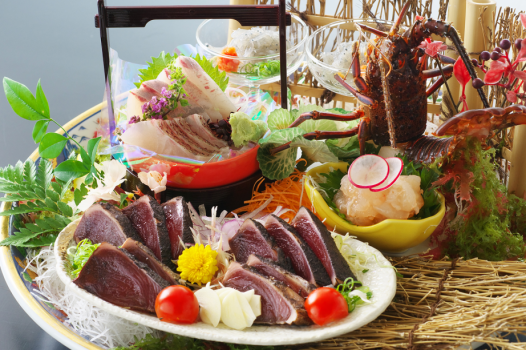 【皿鉢料理】新鮮な旬魚の御造りとカツオの藁焼きタタキを盛り込んだ高知の名物料理。