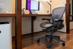 拘りのデスクチェアは、座る人の体にフィットして快適な座り心地を実現する高級ブランド、ハーマンミラー社の椅子を採用。