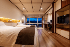 玄関部分には和の趣を感じる旅館風な造りを残し、客室部分はフローリングにツインベッドを配置した和モダンテイストなお部屋。ゆったりとした42平米の広さには、大きなデスクとブランドチェアやPCディスプレイを完備し、ワーケーション等のお仕事にも大変便利。