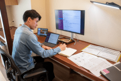 拘りのデスクは、幅200㎝奥行70㎝と余裕の広々スペース。資料を広げてもこんなに余裕。