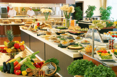 朝食は、和洋ブッフェスタイル。自慢のオープンキッチンでは、出来立てが味わえる「ふわトロのオムレツ」や「ふわふわ出汁巻き卵」がオススメ！その他、名物ぼうしパンなど高知がまるごと味わえる郷土色豊かな朝食をお愉しみください。