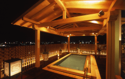 木の風合いが趣きのある、東屋風の露天風呂。