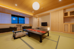 【天誠リニューアル１０畳】土佐ヒノキを使用した癒しの和室。カウンターや掘り炬燵風のベンチを設置し高知城下の景色も愉しめる