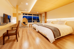 【天誠ハリウッドツイン】広々としたベッドにハンギングチェアも設え非日常を感じられる客室