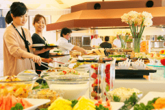 和洋の朝食バイキング。オープンキッチンでおつくりする出来立てのオムレツや出汁巻き玉子がオススメ。