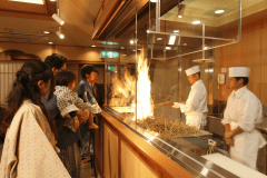 城西館のカツオはすべて藁焼き！燃え盛る炎で豪快に焼き上げたカツオは藁の風味が香ばしい♪