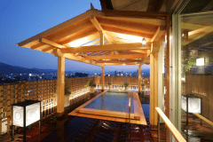 龍馬の生まれたまち、龍馬の泳いだ鏡川、高知城下とめぐる山並みに囲まれて、寛ぎのひとときが楽しめます。