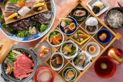 【土佐のさじき膳】土佐の味覚を愉しむ12種のお料理に藁焼きタタキと旬魚の皿鉢、和牛すき焼きなど