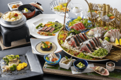 【旬彩物語／船遊びコース】タタキや鮮魚を豪快に盛り付けた皿鉢料理に和牛ローストビーフなど弾む土佐の心
