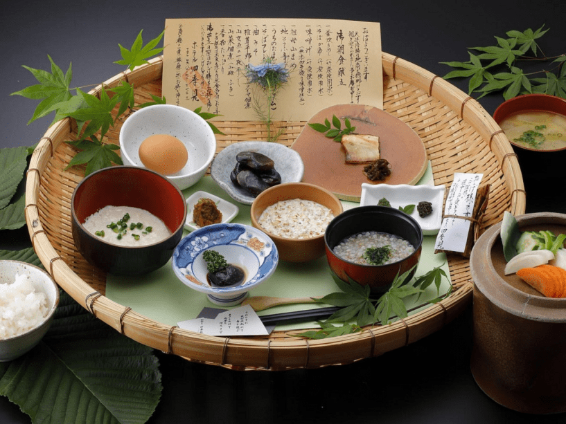 ご朝食：ご宿泊の方に好評の「幸せの笊盛り御膳」（一例となります）