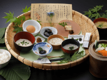 ご朝食：ご宿泊の方に好評の「幸せの笊盛り御膳」（一例となります）