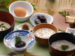 ご朝食：ご宿泊の方に好評の「幸せの笊盛り御膳」（一例となります）