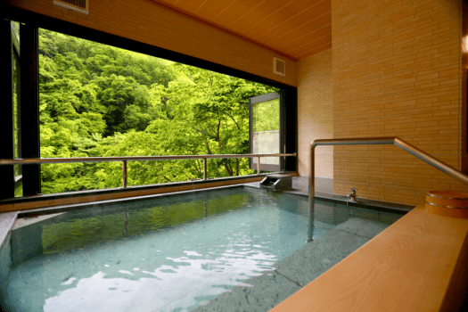 【なでしこの間】渓谷を望む絶景の半露天風呂