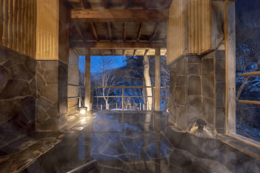【風呂】幻想的な雪景色を楽しめる、宿自慢の露天風呂