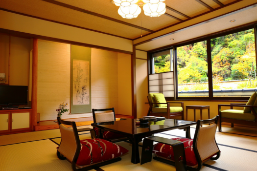 【なでしこ】紅葉を楽しみながら、ゆったり寛げる和洋室。