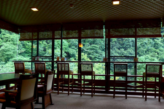 【施設】松川渓谷の四季折々を楽しめる、館内月見台 【施設】松川渓谷の四季折々を楽しめる、館内月見台