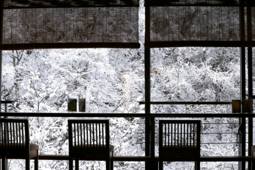 【施設】白銀輝く雪景色を、温かいコーヒーと共にお楽しみください。