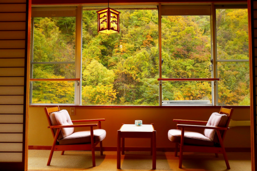 【朝霧】窓から望む紅葉をひとり占め。
