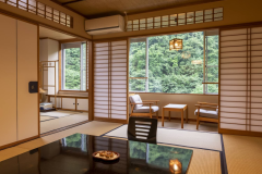 松川渓谷の深緑の景色が見渡せる、ゆったりしたお部屋。