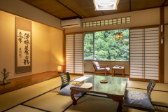 渓谷に面し山々の眺めが良いスタンダードなお部屋です