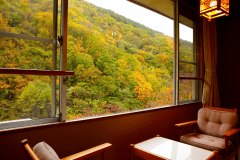 【和室１０畳次の間６畳】窓からは紅葉が望めます。