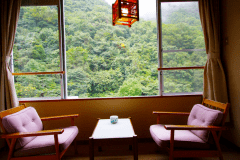 【和室１０畳次の間６畳】心地よく、木々の緑を堪能できます。