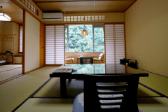 【和室１０畳次の間６畳】広々とした畳のお部屋で寛げます。