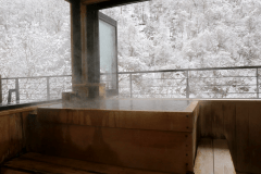 【藤】露天風呂から美しい雪景色を楽しめます。 【藤】露天風呂から美しい雪景色を楽しめます。