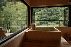 【藤】露天風呂からの大自然をお楽しみください。
