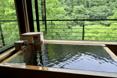 【藤】お湯に映る木々の緑も美しい客室露天風呂。