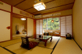 【和室１０畳次の間６畳】木々の緑に癒される、ゆったりとした畳のお部屋。