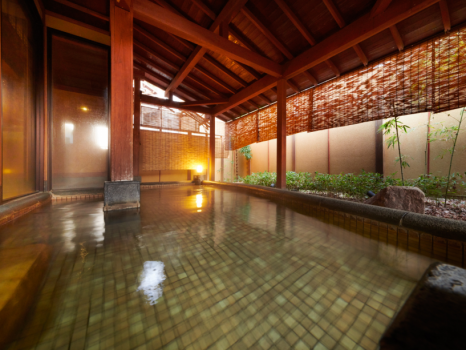 湯に浸り、三日目の朝を迎える頃には病が消えるという由来を持つ三朝温泉。
白狼伝説を起源とする800年を超えるいで湯の歴史とともに、世界屈指のラジウム泉質を誇る名湯です。