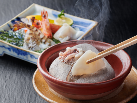 海鮮石焼イメージ。海鮮石焼のルーツといわれる万翆楼の名物料理。新鮮な魚介を熱々の石で焼いてお召し上がりいただきます。