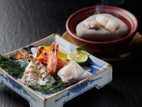 海鮮石焼イメージ。海鮮石焼のルーツといわれる万翆楼の名物料理。新鮮な魚介を熱々の石で焼いてお召し上がりいただきます。