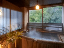 露天風呂では源泉掛け流しの天然温泉をお楽しみいただけます。