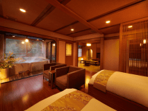 和の建築設計で名高い松葉啓氏(まつばひろし)デザインによる露天風呂付スイートルーム。洗練された和モダンのしつらえで、くつろぎの時間をお過ごしいただけます。
露天風呂では源泉掛け流しの天然温泉をお楽しみいただけます。