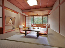 【和室】スタンダード和室（10畳）
落ち着いた佇まいで、三朝温泉の鮮やかな木々の緑が目を癒してくれます。
