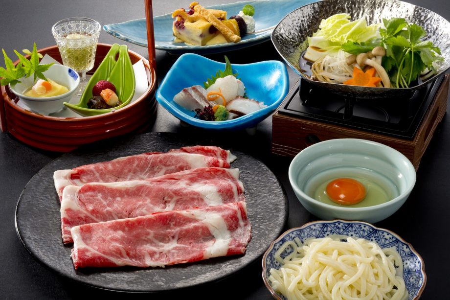 《国産牛すき鍋》
国産牛を特製の割り下ですき焼き風に召し上がって頂く牛すき鍋。
前菜・お造り・甘味付きのコースです。