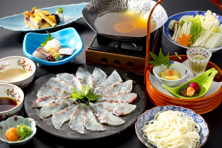 《鯛しゃぶしゃぶ》
前菜・お造り・甘味付きの鯛しゃぶコース。
鯛の皮は切り落とさず旨味を残し、切り目を入れて食べやすくしております。