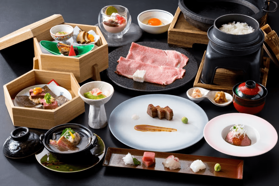 【黒毛和牛会席 昴-SUBARU-】季節の前菜に始まり、やわらかな治部煮、香ばしい焼物、そして湯気立つすき焼きへ。黒毛和牛の多彩な味わいを、会席の流れに寄り添う一皿一皿に仕立てました。
黒毛和牛の魅力を心ゆくまでご堪能ください。