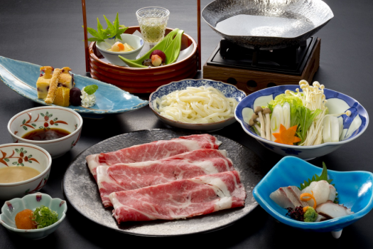 《国産牛しゃぶしゃぶ》
国産の牛ロース肉を昆布出汁にさっと通して特製のゴマだれ又はかつお出汁のきいたスダチポンズでお召し上がりいただきます。
前菜・お造り・甘味付きのコースです。